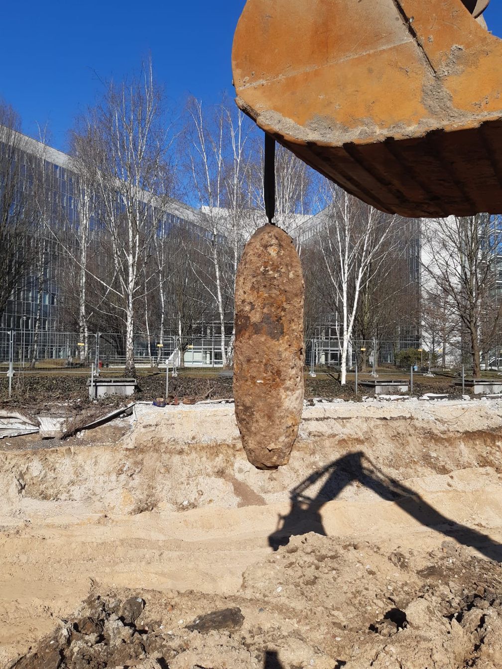 "Die entschärfte 500 kg Bombe hängt an der Baggerschaufel" Bild: Kampfmittelräumdienst RP Darmstadt
