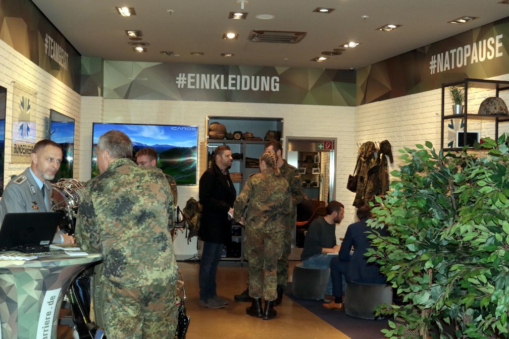 Bundeswehr dauerhaft im Einkaufszentrum Bild: "obs/Presse- und Informationszentrum Personal"