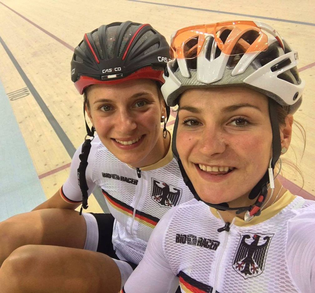 Vogel (r.) mit Miriam Welte kurz vor den Spielen beim Training im Rio Olympic Velodrome