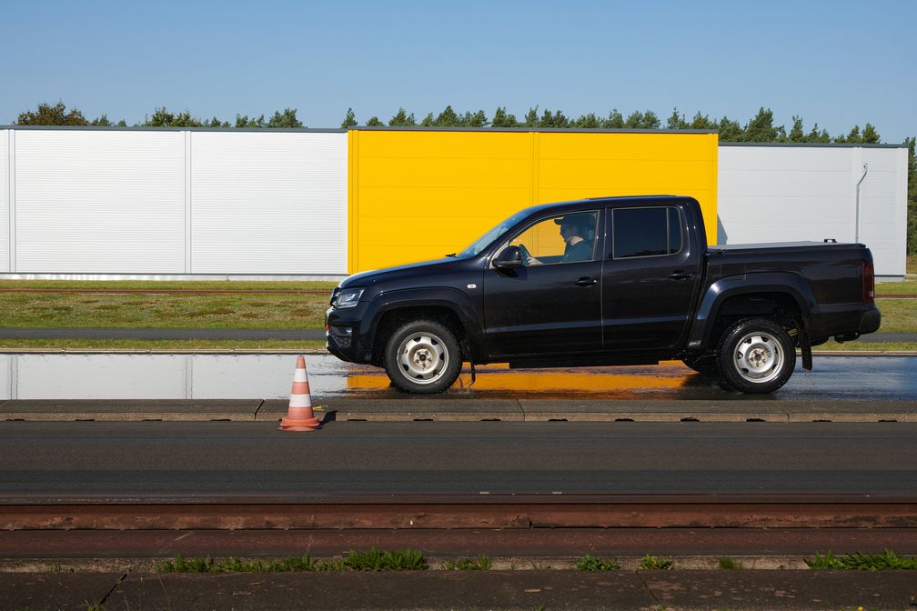 ADAC Test All Terrain Reifen: Größtes Manko der Modelle im Test ist das Bremsverhalten auf nasser Fahrbahn. / Weiterer Text über ots und www.presseportal.de/nr/7849 / Die Verwendung dieses Bildes für redaktionelle Zwecke ist unter Beachtung aller mitgeteilten Nutzungsbedingungen zulässig und dann auch honorarfrei. Veröffentlichung ausschließlich mit Bildrechte-Hinweis. Bildrechte: ADAC/Marc Wittkowski Fotograf: ADAC/Marc Wittkowski