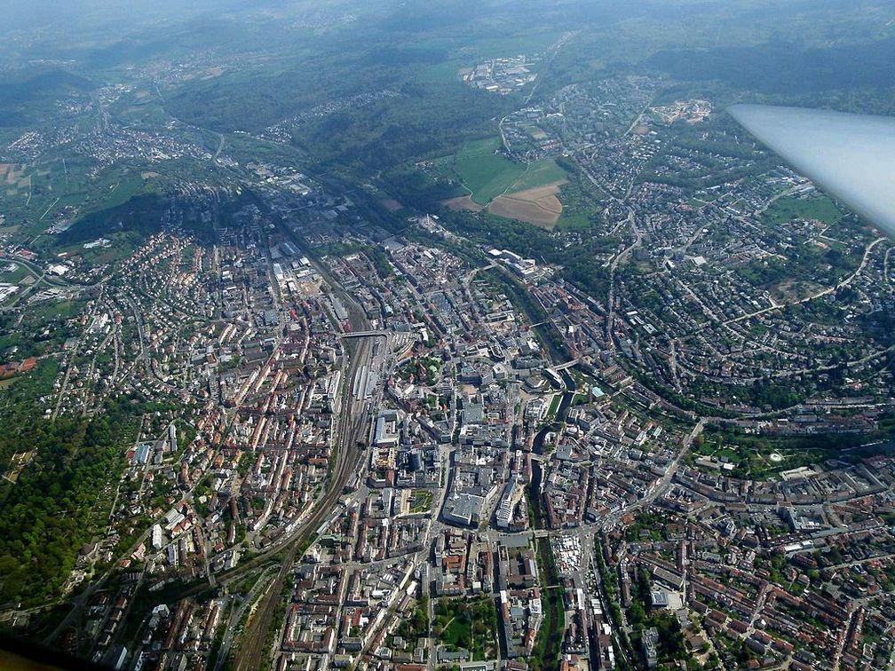 Ein Luftbild der Großstadt Pforzheim. Mit 5 neuen solcher Städte rechnet das BAMF innerhalb von 2 Jahren, gefüllt ausschließlich mit Einwanderern aus aller Welt.