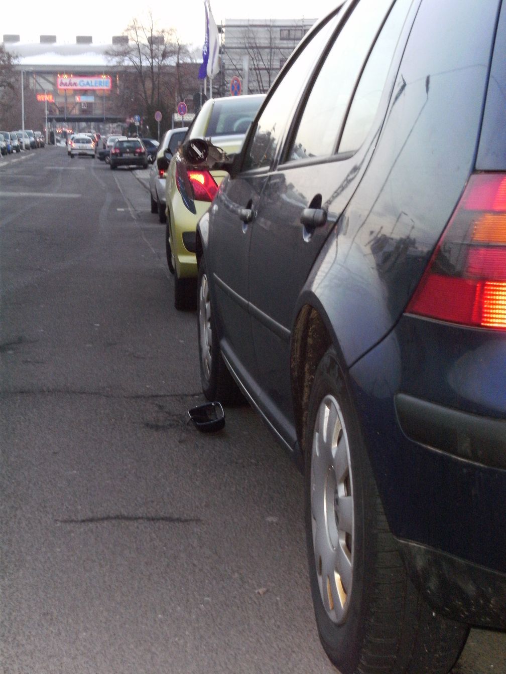 Beim Vorbeifahren Rückspiegel an geparktem Fahrzeug beschädigt – der Fahrer fuhr, ohne anzuhalten, weiter.