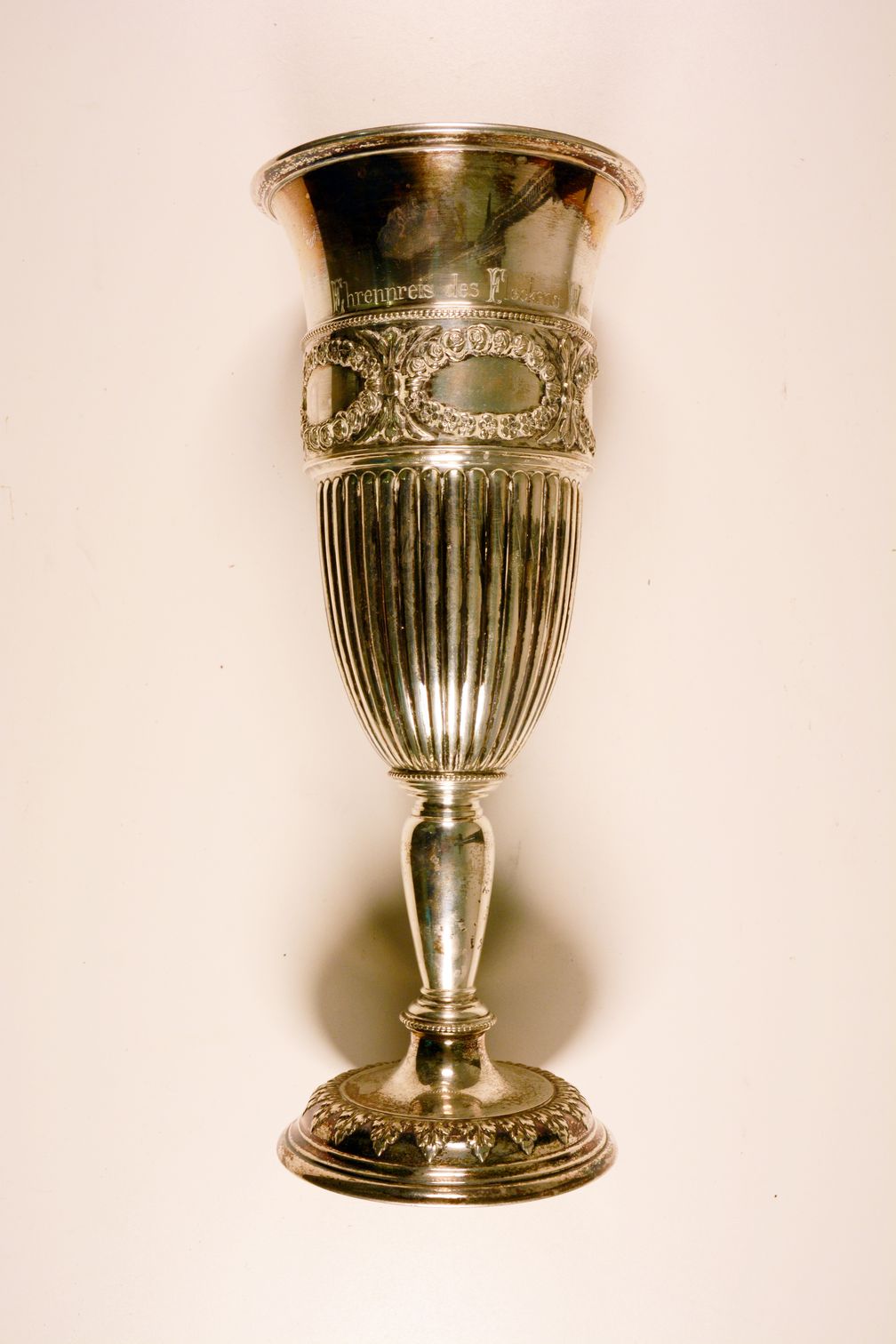 Ein Pokal in 800er Silber mit Gravur: "Bezirkstierschau zu Weener 1914 Ehrenpreis des Fleckens Weener" Bild: Polizei