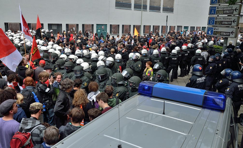Blockupy: Polizeikessel während der Demonstration am 1. Juni 2013
