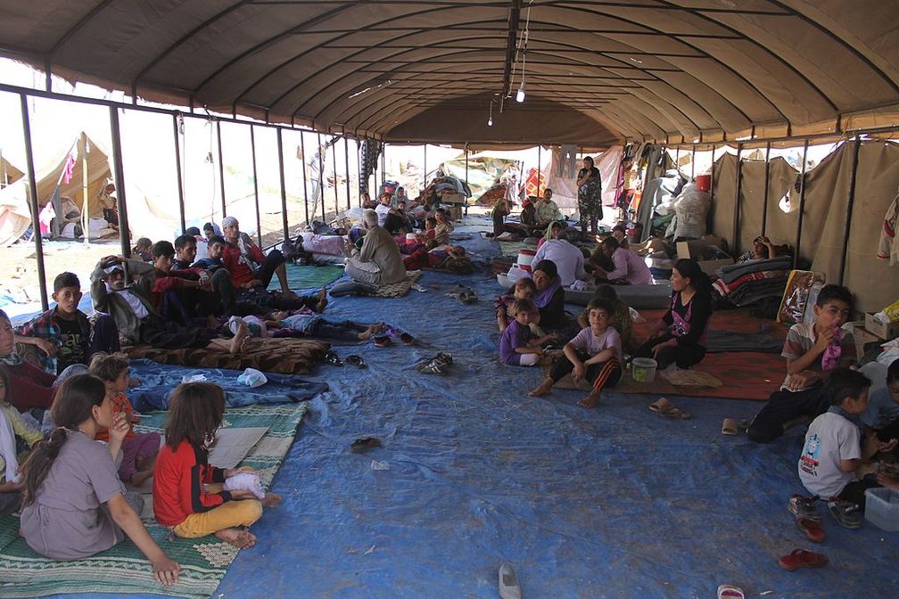 Jesidische Flüchtlinge aus dem Irak erhalten im Camp Newroz Hilfe vom International Rescue Committee (nord­syrische Provinz al-Hasaka, August 2014)