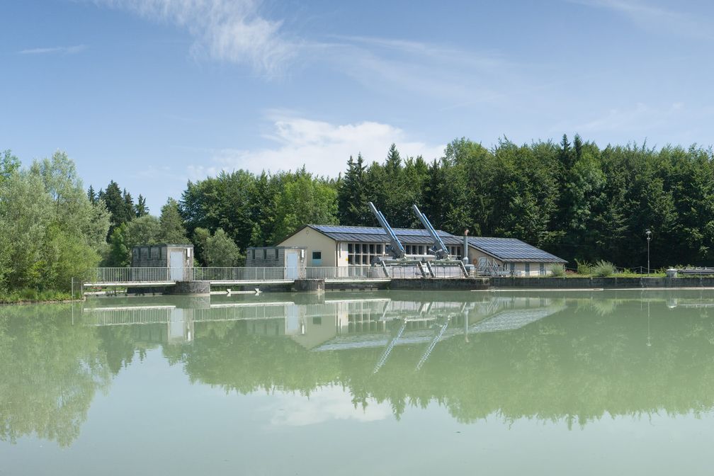 Das Wasserkraftwerk Bad Tölz ist ein Laufwasserkraftwerk an der Isar. Das Kraftwerk liegt wenige Kilometer flussabwärts der Stadt und staut die Isar auf einer Länge von mehr als einem Kilometer. Betreiber des Kraftwerks sind die Stadtwerke Bad Tölz.