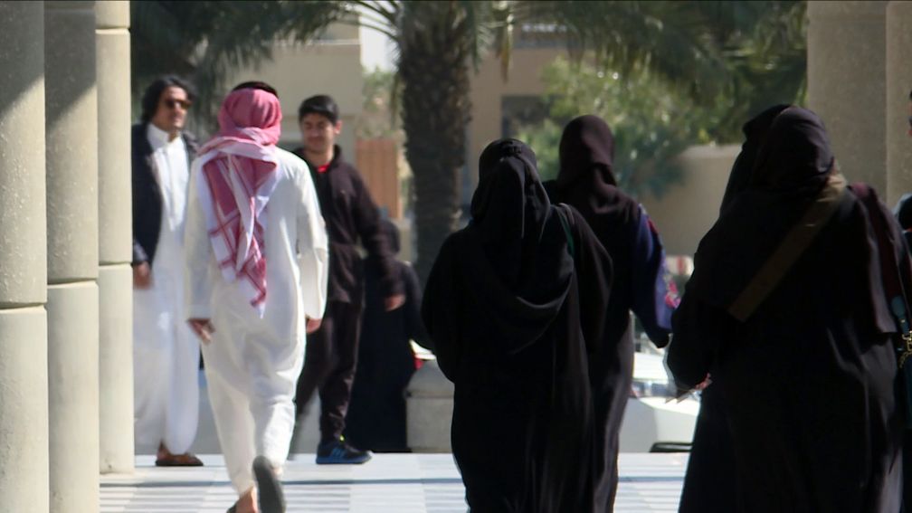Wie es derzeit um die Situation der Frauen im streng islamischen Königreich Saudi-Arabien bestellt ist, beleuchten zwei neue Dokus in ZDFinfo. / Bild: "obs/ZDFinfo/Louie Eroglu/John Mees"
