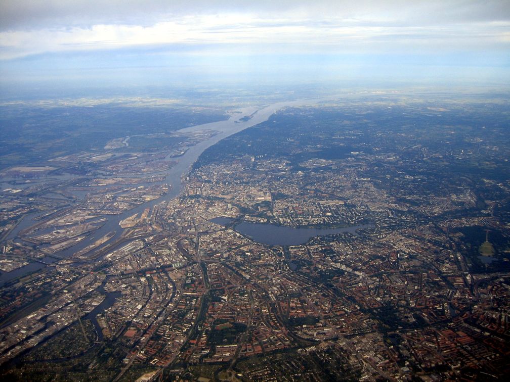 Hamburg aus Nordosten. Luftaufnahme 2007. Blick elbabwärts; links das Hafengebiet, in der Bildmitte die Binnenalster und die Außenalster. (Symbolbild)