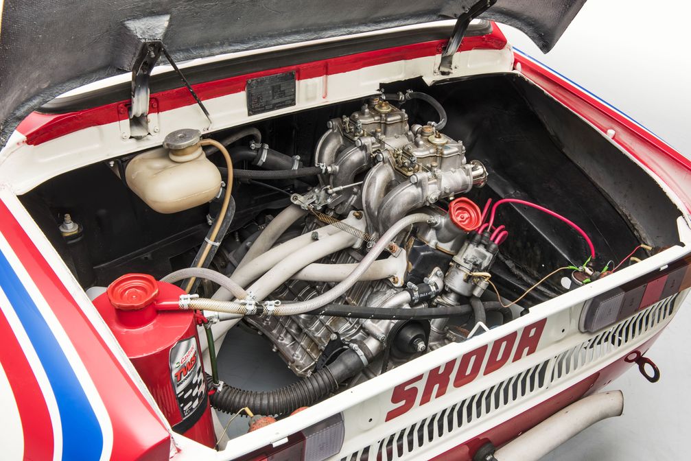 Für den Antrieb des SKODA 130 RS sorgte der klassische, hinter der Hinterachse eingebaute, wassergekühlte Vierzylindermotor mit OHV-Ventilsteuerung. Die erste Verkaufsversion leistete 82,8 kW (112,5 PS) bei 7.250 Umdrehungen pro Minute, allerdings stieg die Leistung im Zuge der Entwicklung des Rennwagens für den Einsatz auf Rundstrecken sukzessive auf 105 kW (142 PS) bei 8.500 Umdrehungen.Motorsport, Tschechien, Motor Bild: SMB Fotograf: Skoda Auto Deutschland GmbH