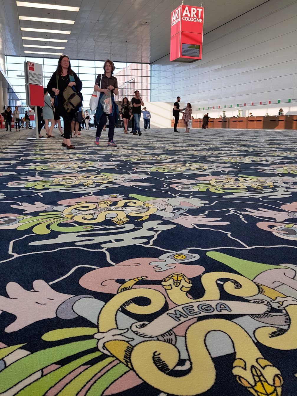 Ein- und Ausgang der Art Cologne 2018 mit einem Teppich der Künstlerin Zuzanna Czebatul