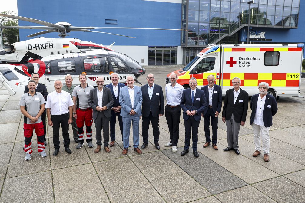 Christoph 11 feiert 50. Geburtstag mit Staatsekretär Thomas Blenke MdL (7. von rechts), Dr. Krystian Pracz, Vorstandsvorsitzender der DRF Luftrettung (6. von links) und Jürgen Roth, Oberbürgermeister in Villingen-Schwenningen und Vorsitzender des DRK Kreisverbandes Villingen-Schwenningen e.V. (6. von rechts)  (2025) Bild: DRF Luftrettung Fotograf: Marc Eich