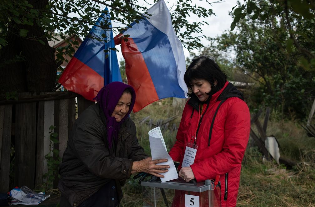 Eine Wählerin in der Volksrepublik Lugansk gibt ihren Stimmzettel in eine mobile Wahlurne ab, 25. September 2022. Bild: Walerij Melnikow / RIA Nowosti / Sputnik
