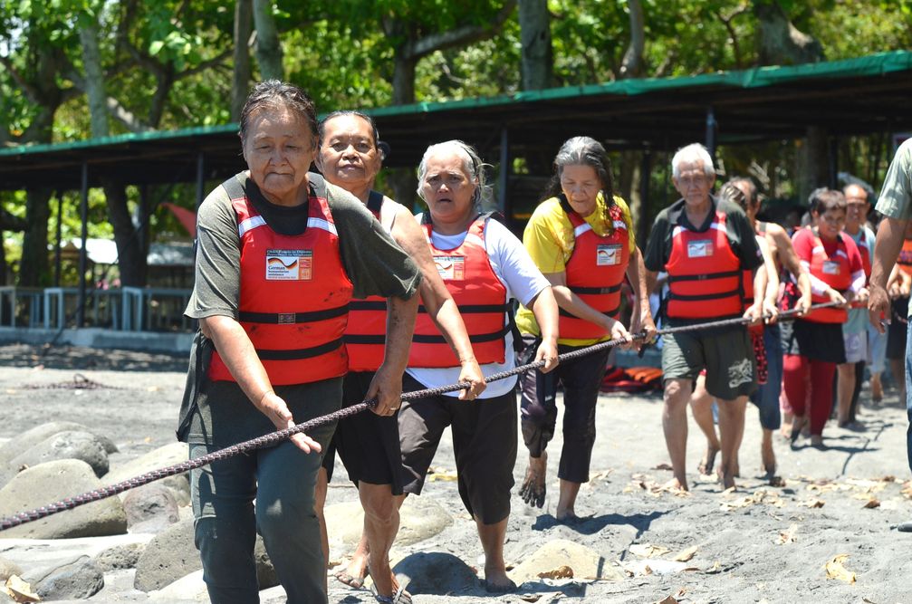 Menschen üben auf den Philippinen für den Katastropenfall.  Bild: HelpAge/Philippinen Fotograf: HelpAge