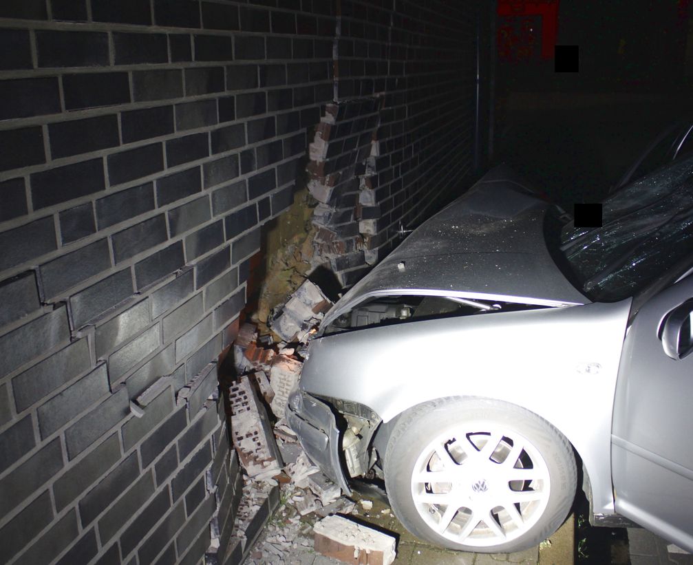 Peu-isch-Oldendorf-Unfallflucht-Auto-kracht-in-Hauswand
