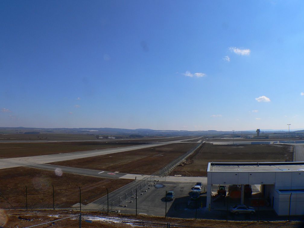 Regionalflughafen Kassel-Calden: Start- und Landebahn mit Taxiway drei Tage vor der Eröffnung