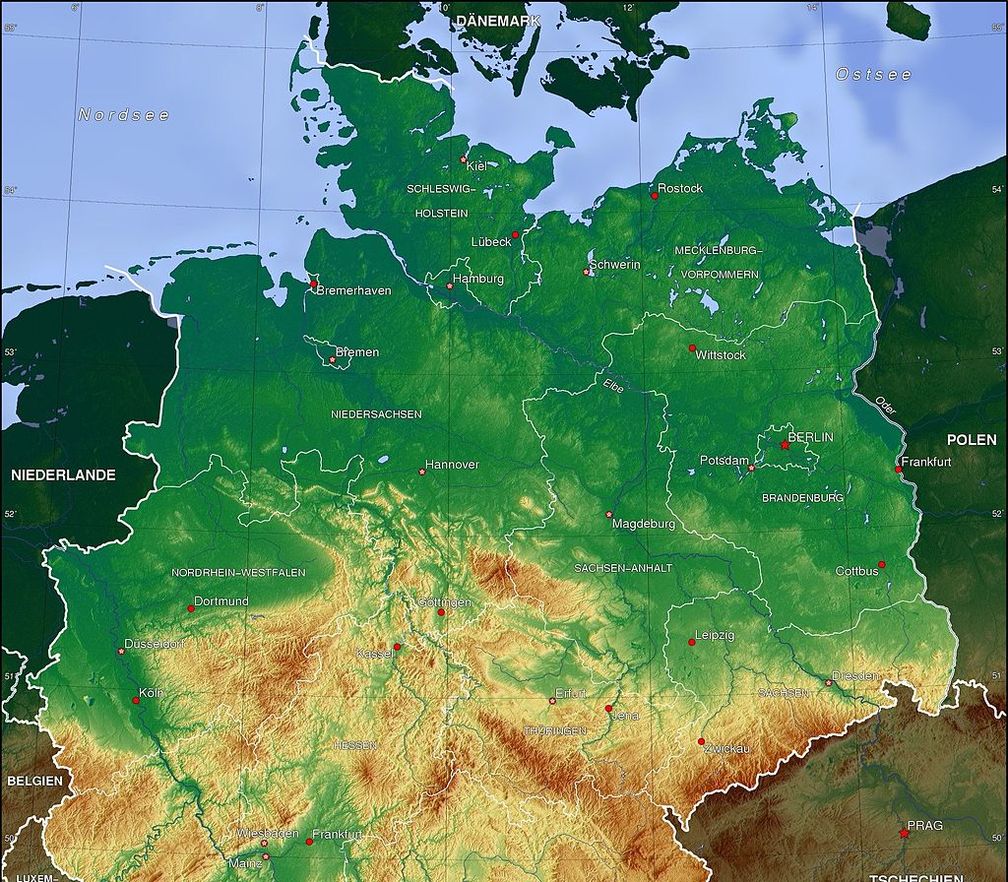Topographische Reliefkarte der Nordhälfte Deutschlands. Das Norddeutsche Tiefland in dunklen Grüntönen nimmt die Nordhälfte der Abbildung ein