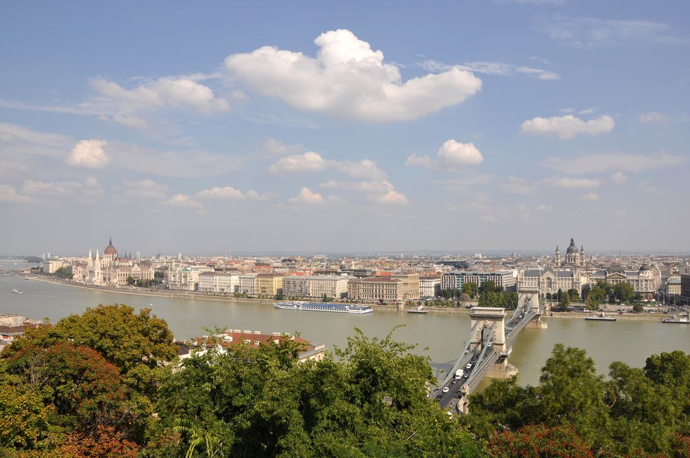 Blick auf Pest von Buda aus gesehen