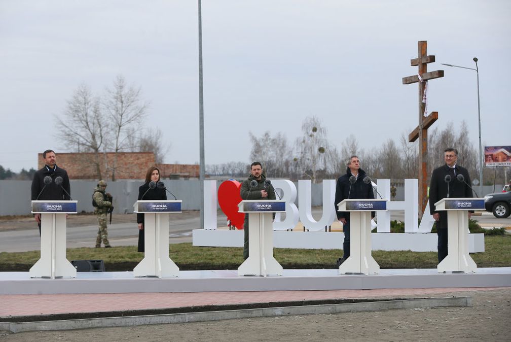 Ukrainischer Präsident Wladimir Selenskij (Mitte) und die Ministerpräsidenten der Slowakei, Slowenien und Kroatien sowie die Präsidentin Moldawiens bei einem Besuch in Butscha am 31. März 2023 Bild: NurPhoto / Gettyimages.ru
