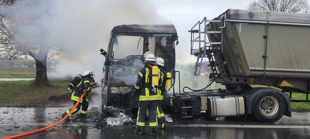 Löscharbeiten auf der BAB 3 Bild: Feuerwehr