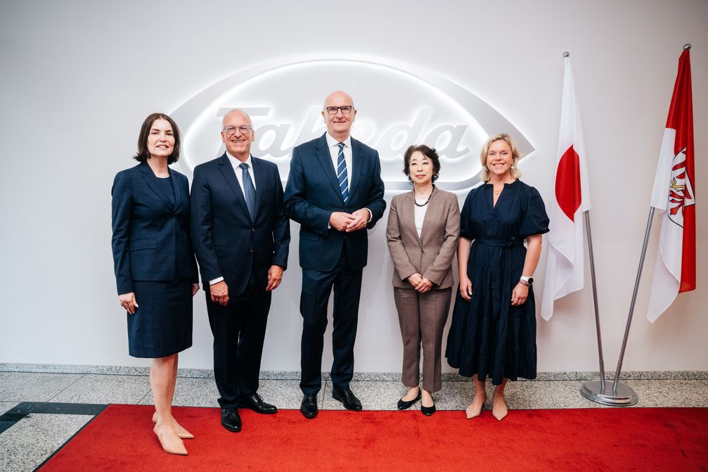 (v.l.n.r.) Chris Buttkus (Geschäftsführerin und Standortleiterin des Werks in Oranienburg), Dr. Thomas Wozniewski (Takeda Global Manufacturing & Supply Officer), Dr. Dietmar Woidke (Ministerpräsident des Landes Brandenburg), I. E. Mitsuko Shino (Botschafterin von Japan), Dr. Ingeborg R. Borgheim (Geschäftsführerin Takeda Deutschland)  (2025) Bild: Takeda Deutschland Fotograf: Takeda Pharma Vertrieb GmbH & Co. KG