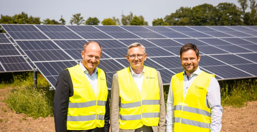 LichtBlick COO Dr. Enno Wolf mit Thomas Michels, COO bei BENTELER Steel/Tube und Bernhard Baumann, Geschäftsführer von SolarBlick (v. l. n. r.).  (2025) Bild: Lichtblick SE Fotograf: LichtBlick SE