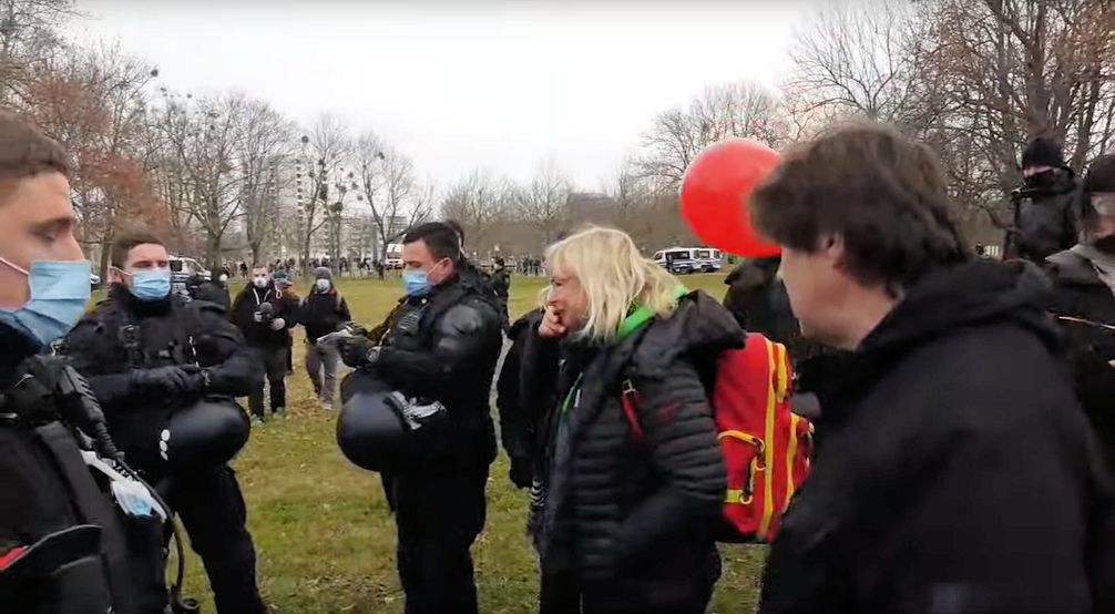 Bild: Screenshot Video: "LIVE - Spontan-Demo in Dresden 12.12. Teil 1" (https://youtu.be/7tvFdjuq2ms) / Eigenes Werk