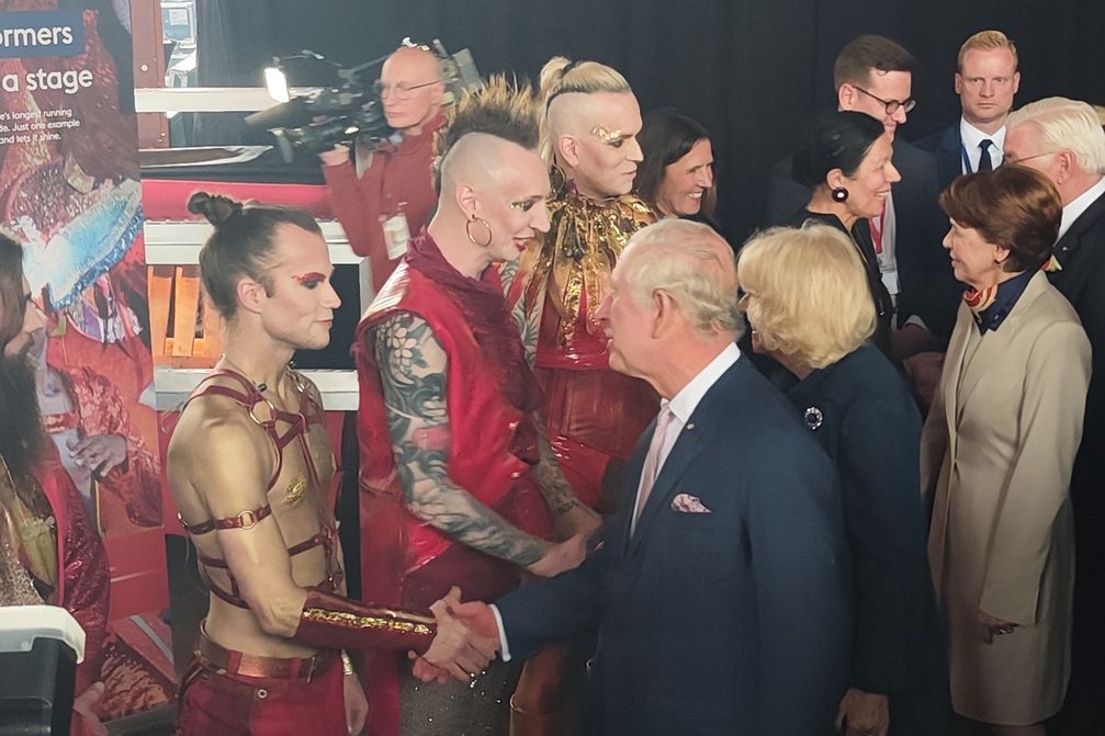 König Charles III und Königsgemahlin Camilla treffen in Hamburg die Band Lord Of The Lost, die Deutschland beim ESC 2023 in Liverpool vertritt - zu sehen v. l. Class Grenayde, Gared Dirge  und Chris Harms  Bild: NDR Norddeutscher Rundfunk Fotograf: NDR