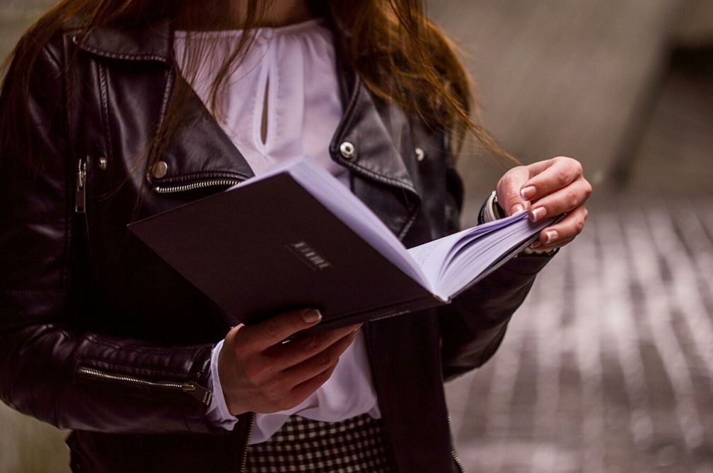 Frau mit Buch (Symbolbild)