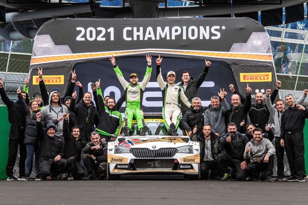 Andreas Mikkelsen (NOR) feierte zusammen mit seinem neuen Beifahrer Phil Hall (GBR) und dem Team Toksport den Titel in der WRC2-Fahrerweltmeisterschaft*. Bild: Skoda Auto Deutschland GmbH Fotograf: Skoda Auto Deutschland GmbH