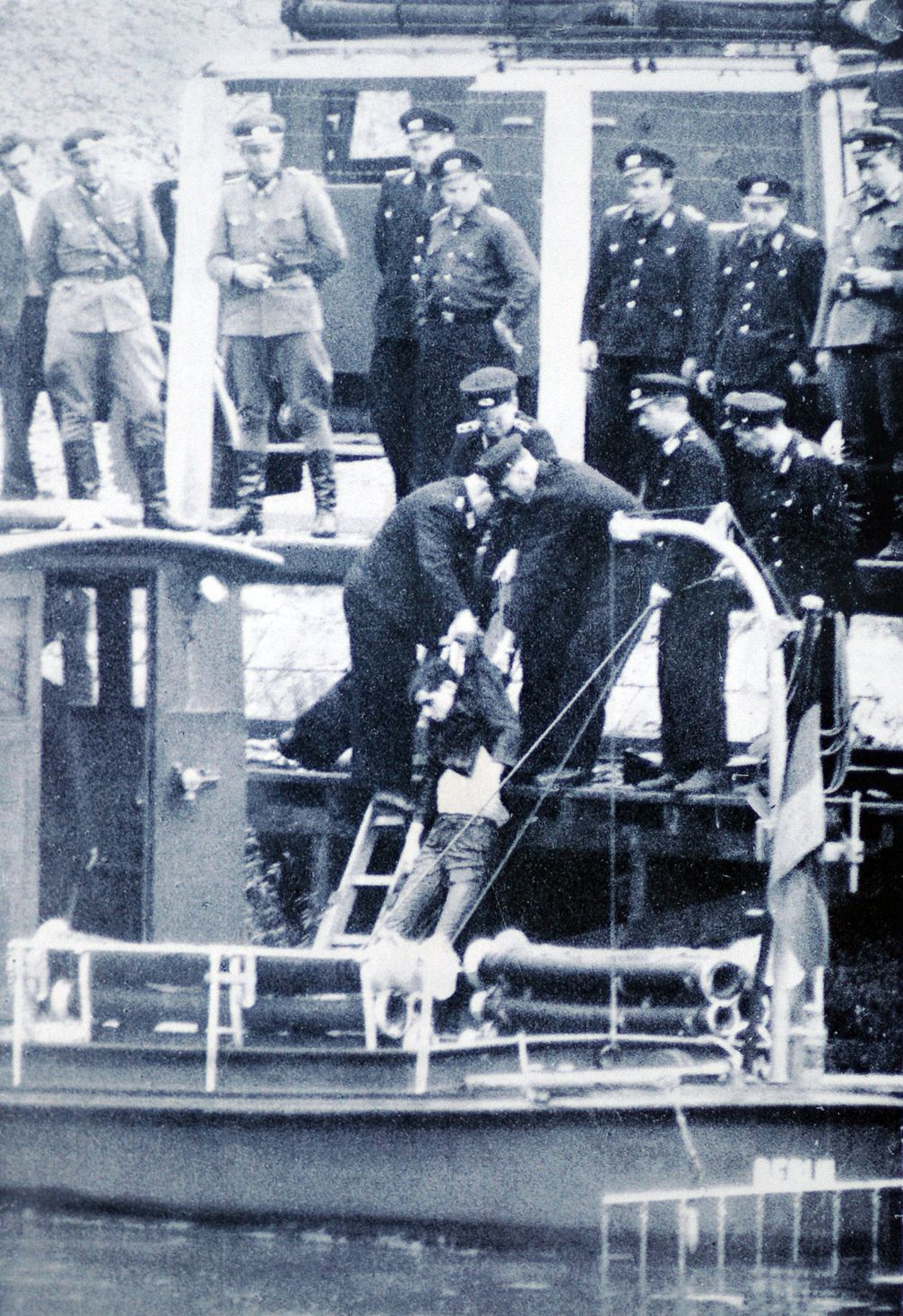 Bergung des erschossenen Günter Litfin aus dem Becken des Humboldthafens am 24. August 1961