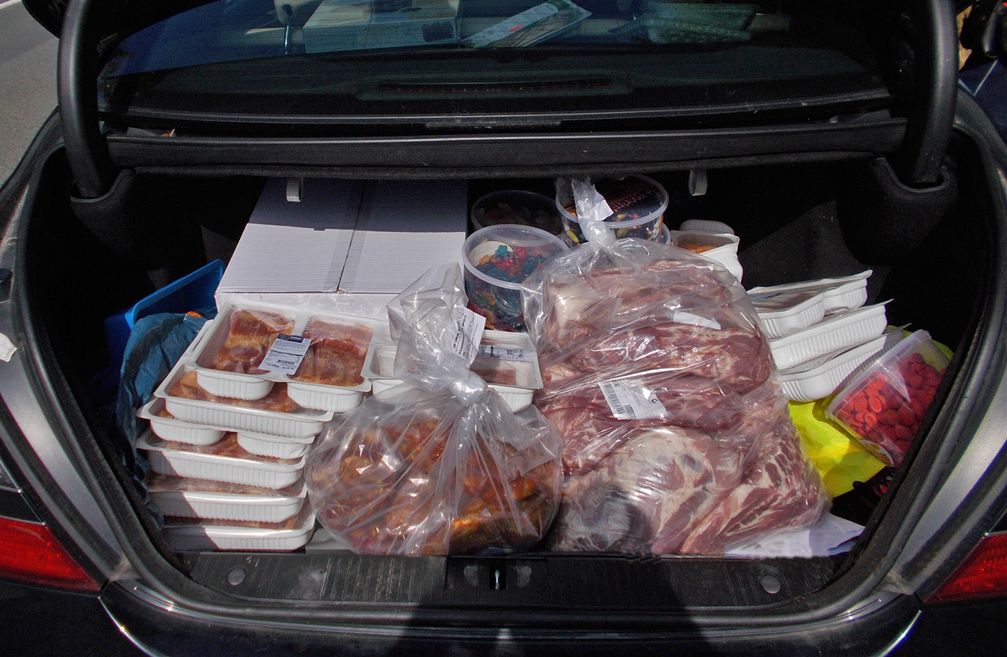 Der Kofferraum war voll bepackt mit Fleisch und anderen Lebensmitteln.