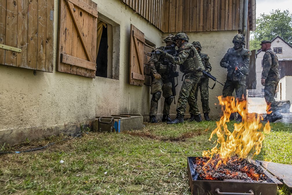 Der Orts- und Häuserkampf ist eine der komplexesten praktischen Ausbildungen für die zivilen Führungskräfte Bild: "obs/Presse- und Informationszentrum des Heeres/Alena Schleicher"