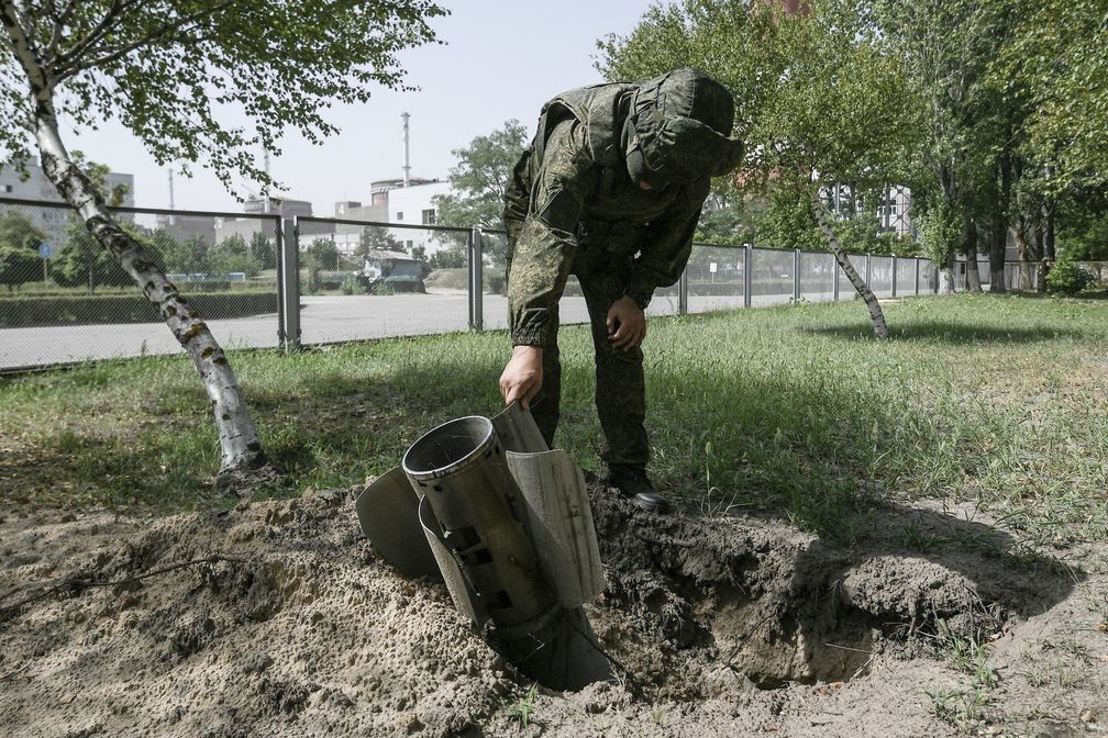 Die Hülse eines ukrainischen Geschosses neben dem Saporoschje-AKW in Energodar, Aufnahme vom 24. August. Bild: Konstantin Michaltschewski / Sputnik