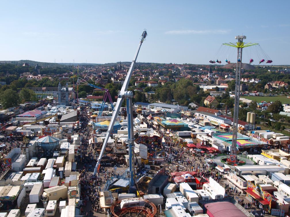 Blick über Teile des Festplatzes und das Mansfelder Land