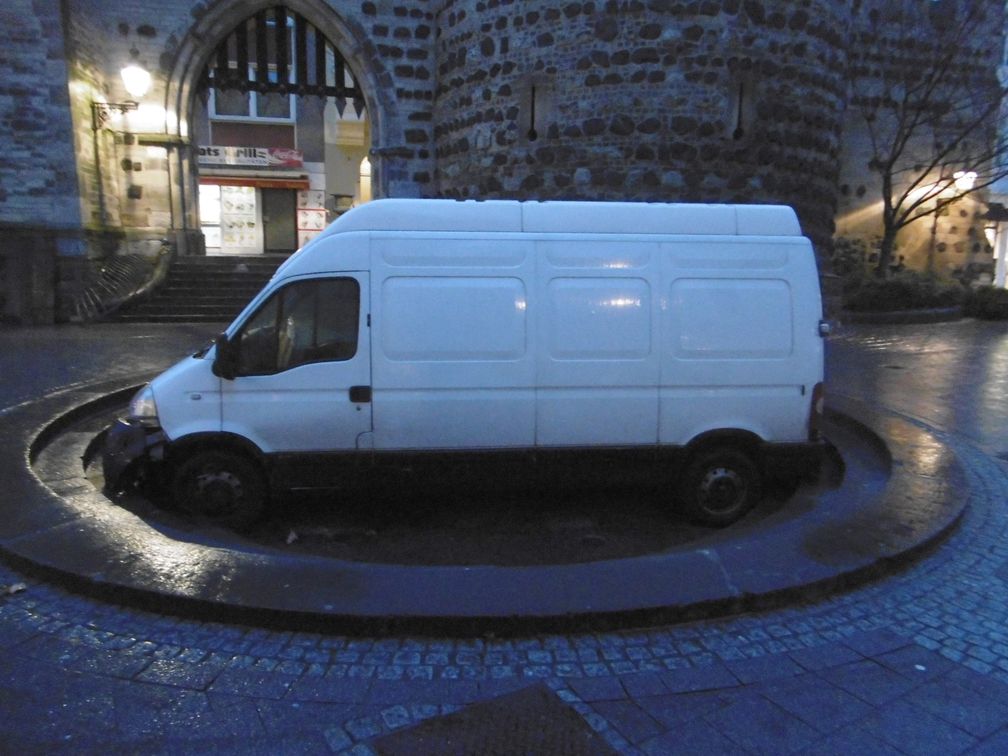 Lieferwagen landet im Brunnen am Bottlerplatz