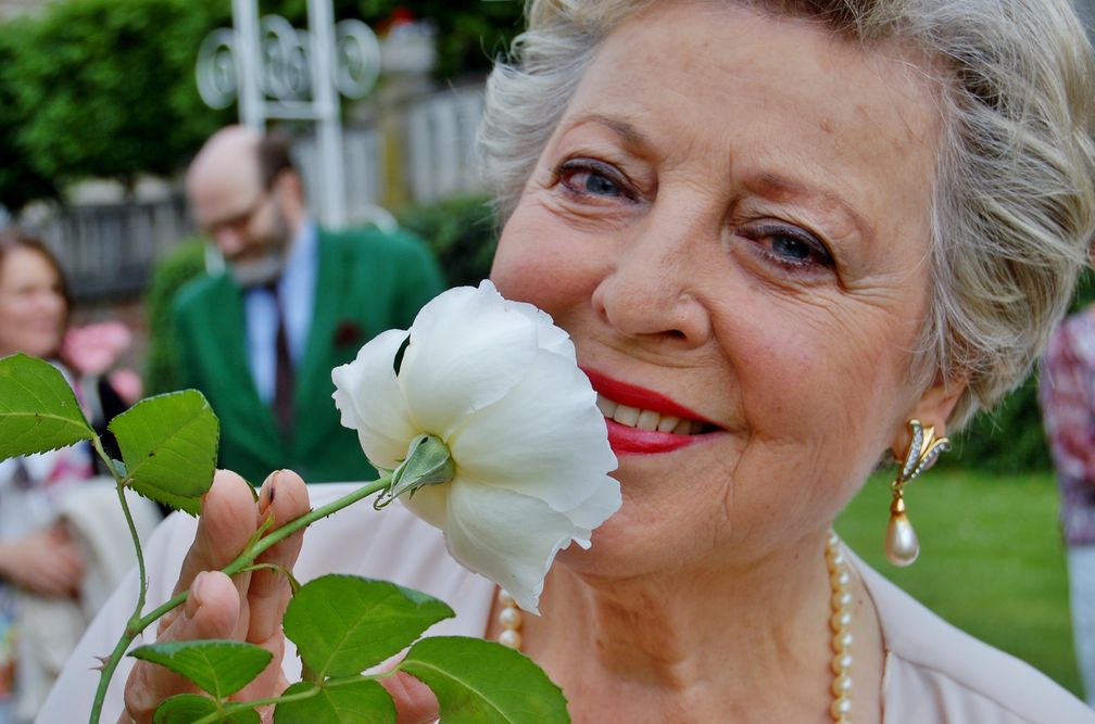 Marie-Luise Marjan schnuppert an einem Exemplar der 2010 nach ihr benannten Edelrose (Juni 2014)