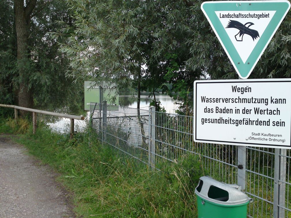 Warnung vor Gesundheitsgefahr durch verschmutztes Wasser im Landschaftsschutzgebiet.
