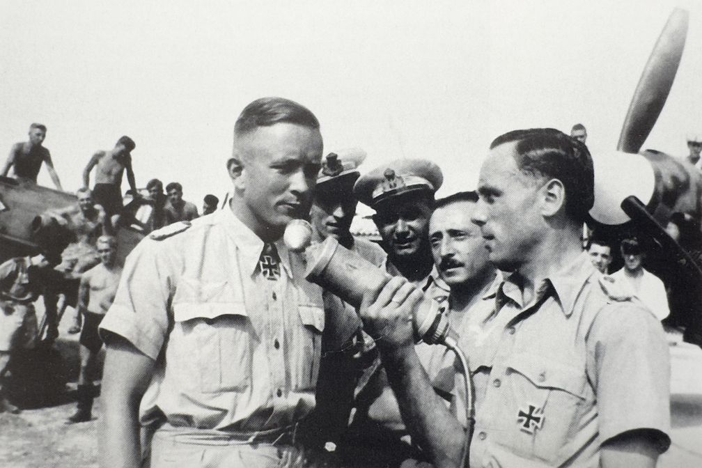 Der spätere ZDF-Gründungsintendant Karl Holzamer (r.) als Kriegsberichter bei einer Rundfunkreportage während des Angriffskriegs gegen die Sowjetunion. Bild: ZDF Fotograf: privat