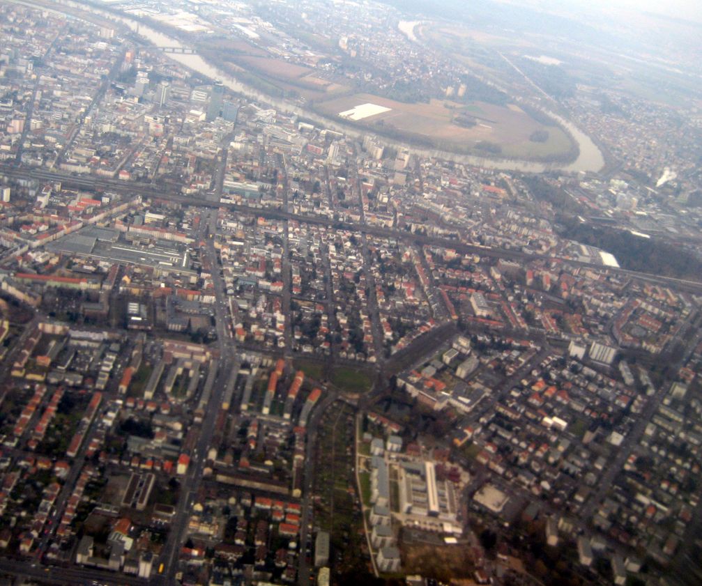 Blick über Offenbach am Main von Süden; im Vordergrund links (senkrecht) die Waldstraße, dahinter (waagerecht) die Bebraer Bahn, im Vordergrund rechts (senkrecht) der Offenbacher Alleenring, im Hintergrund links die Innenstadt und jenseits des Mains Frankfurt-Fechenheim