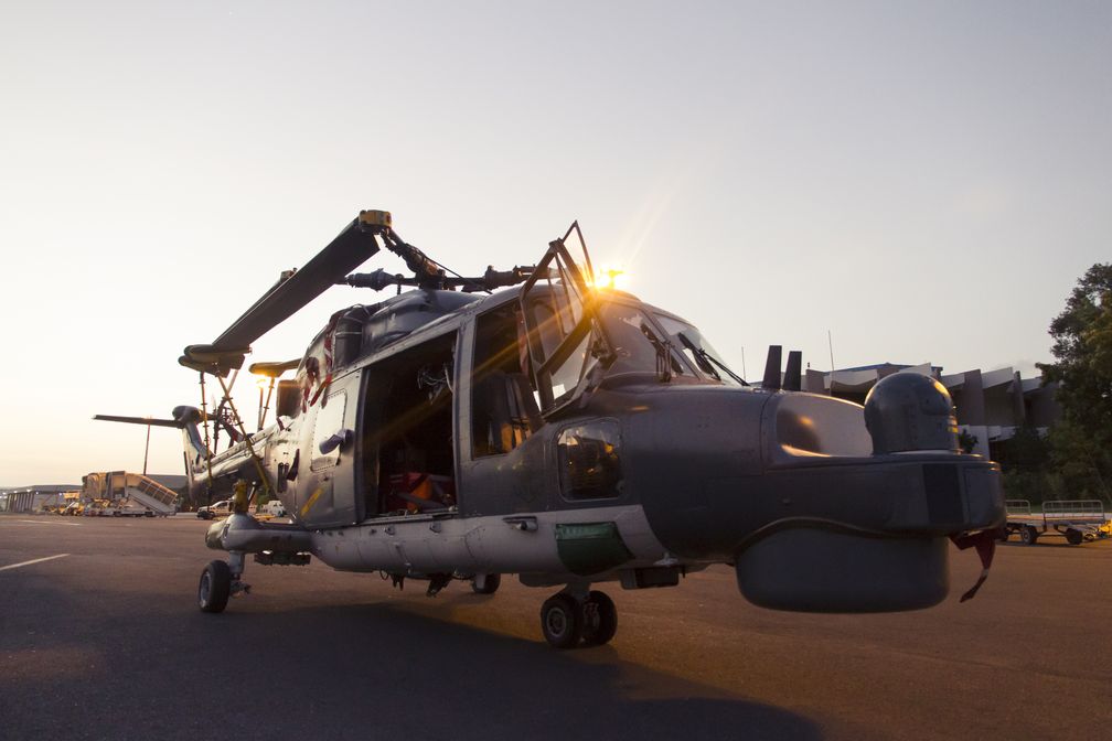 Ankunft der Sea Lynx am Flughafen von Djibouti. Ausladen der Fracht und einladen der beiden Tonner. Bild: Bundeswehr