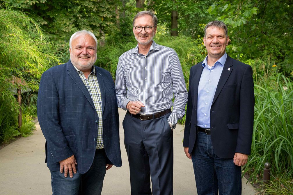Jörg Junhold, VdZ-Präsident, Dr. Andreas Knieriem, Direktor von Zoo, Tierpark und Aquarium Berlin, und Volker Homes, VdZ-Geschäftsführer  (2025) Bild: Verband der Zoologischen Gärten (VdZ) Fotograf: Thomas Ecke
