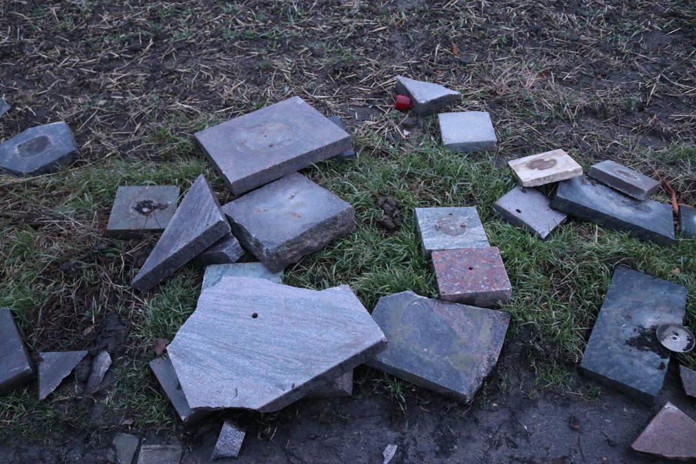 Die am Feldweg entsorgten Grabplatten vom Geinsheimer Friedhof. Bild: Polizei