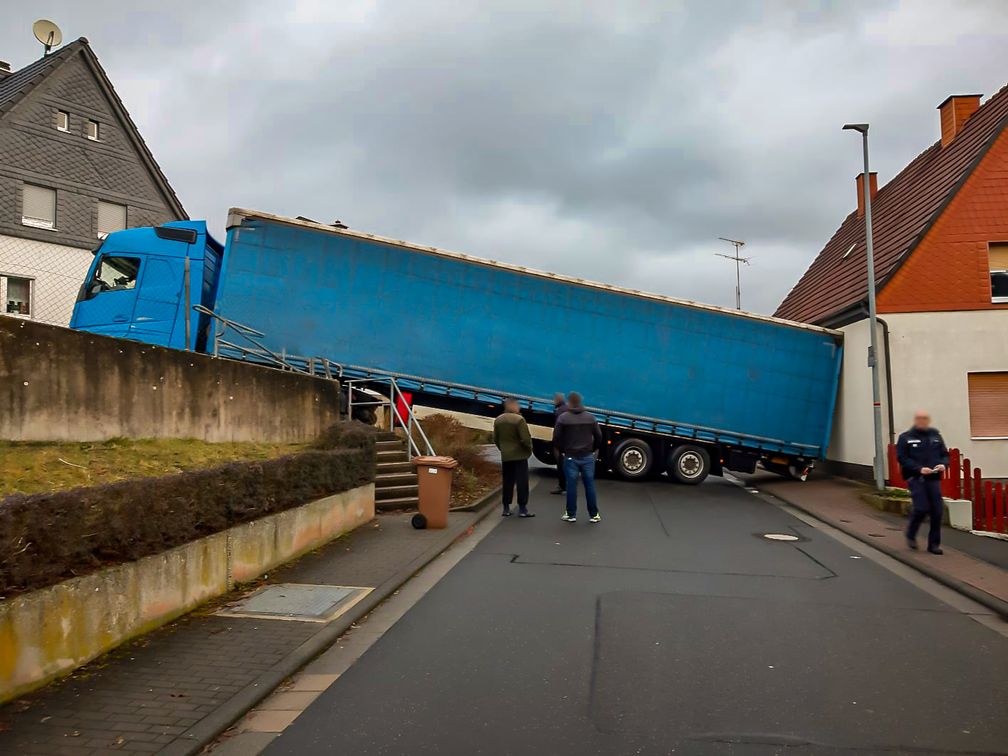 Heute Morgen versperrte ein querstehender Lkw die Burg- und Friedhofstraße in Herborn-Seelbach. Bild: Polizei