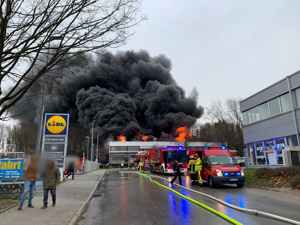 Lagerhallenbrand an der Röntgenstraße Bild: Feuerwehr
