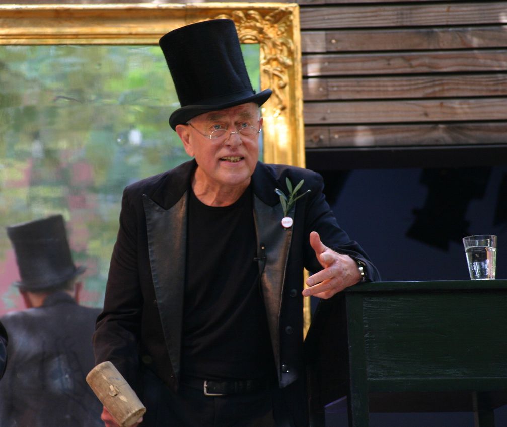 Claus Peymann während einer Versteigerung im Hof des Berliner Ensembles im Juni 2011