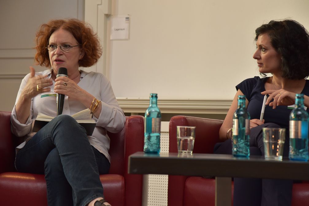Links Anetta Kahane von der linken Amadeu-Antonio Stiftung), rechts Prof. Dr. Naika Foroutan von der Humboldt-Universtität Berlin (2016)