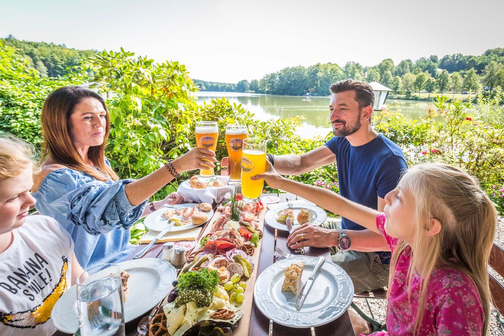 Vom Biergarten des Brauereigasthofes Jacob in Bodenwöhr blickt man direkt auf den Hammersee  Bild: Tourismuszentrum OberpfälzerWald Fotograf: Thomas Kujat