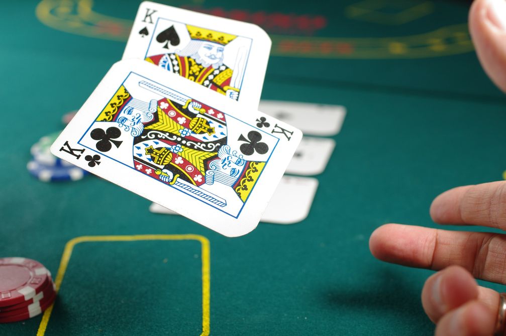 Ausschnitt aus einem Pokerspiel, gezeigt wird das Blatt mit zwei Königen.