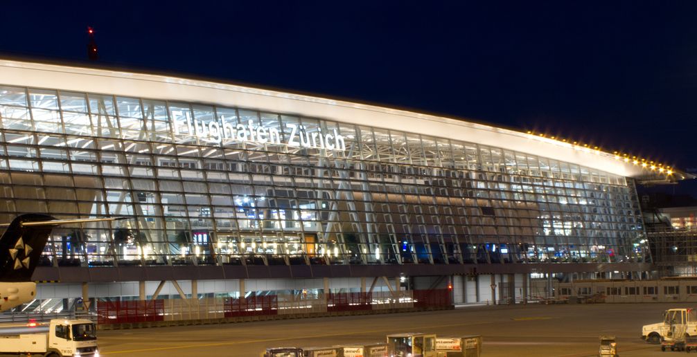 Flughafen Zürich bei Nacht.