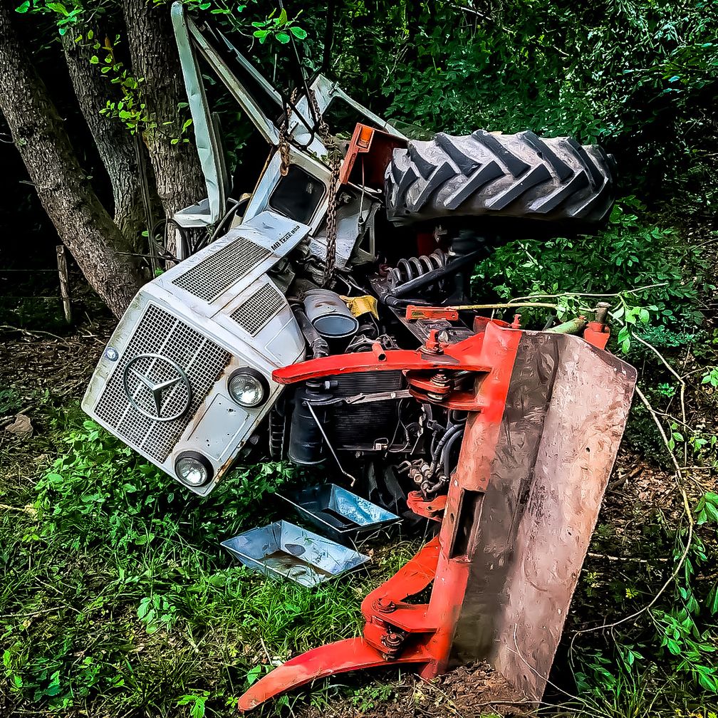 Traktor stürzte tiefe Böschung hinab Bild: Feuerwehr